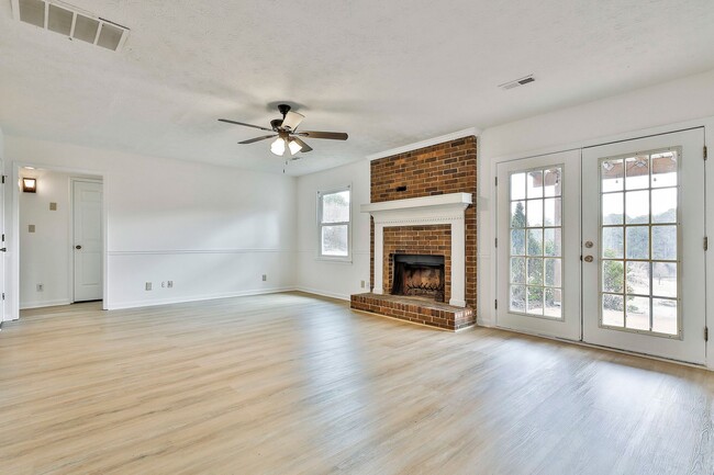 Building Photo - Updated 3 Bed 2 Bath Home in Tyrone with Private Yard and Covered Patio!