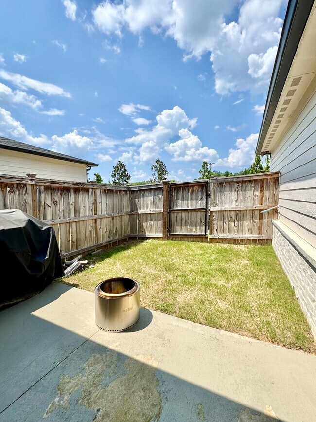 Building Photo - 504 Grey Oak Cir