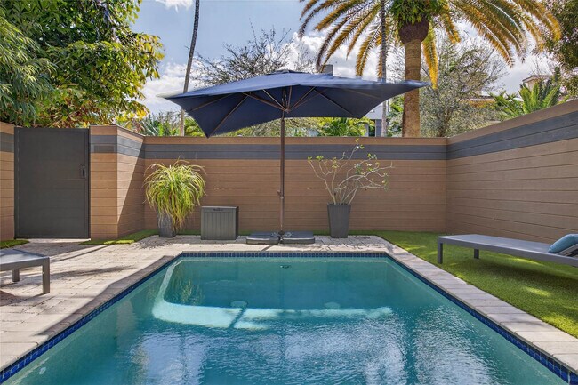 Building Photo - 1215 NE 1st St