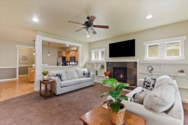 Building Photo - 3-Bedroom Craftsman-Style Home