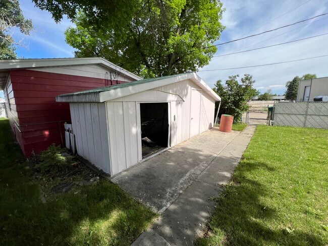 Building Photo - 429 E Pine St