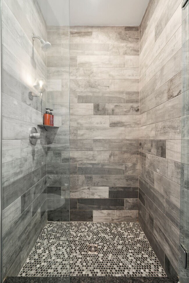 Building Photo - 10 Anchor St