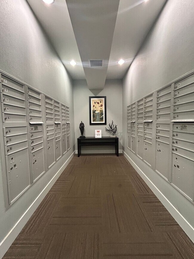 Building Photo - Spacious One Bedroom Luxury Condo at East ...