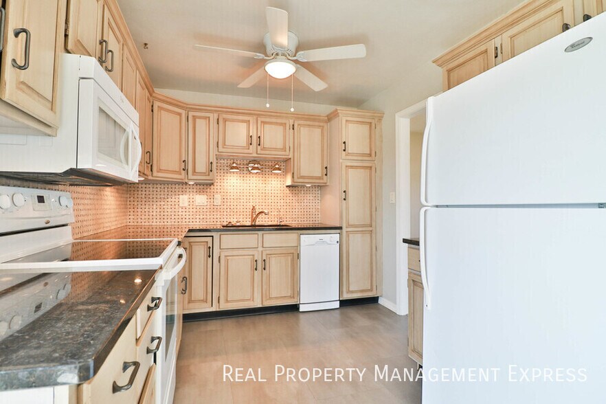 Building Photo - Spacious 2 Bedroom 2 Bath House with Bonus...