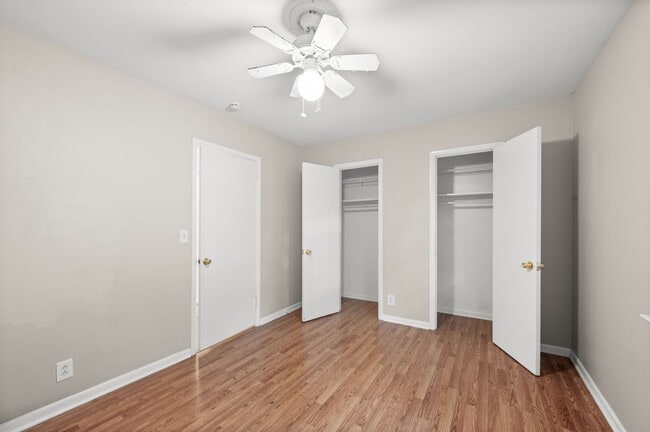 Building Photo - Awesome 2BE/1.5BA duplex in fantastic loca...