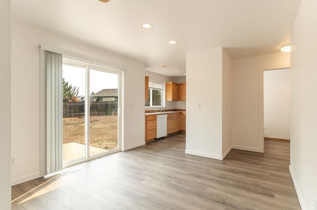 Building Photo - Charming 3-Bed, 2-Bath Home with Spacious ...