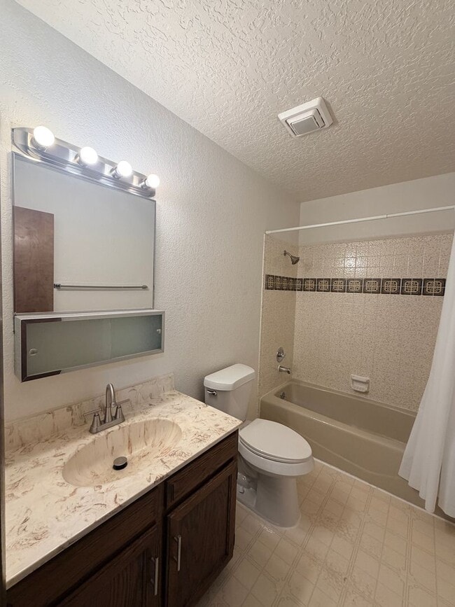 Building Photo - 3 Bedroom Townhouse