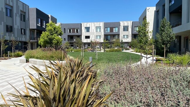 Building Photo - 3698 Vision Cmn