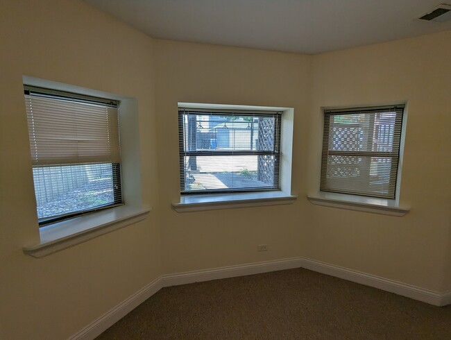 Building Photo - 2834 N Albany Ave