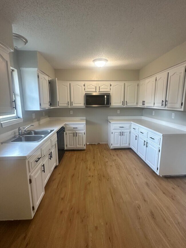 Building Photo - Welcome Home to Nixa Living!