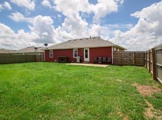 Building Photo - Great home in Clever located on corner lot