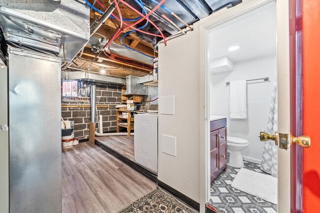 Building Photo - 44 Monroe St