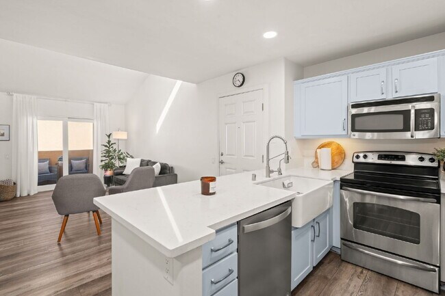 Building Photo - Fully Furnished 3BR/2BA Condo with Vaulted Ceilings, Close Proximity to UCSD and Medical Centers!...