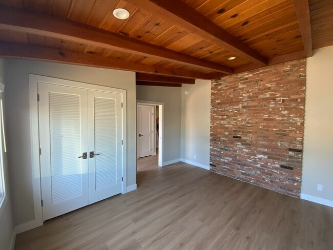 Building Photo - 150 Damar St