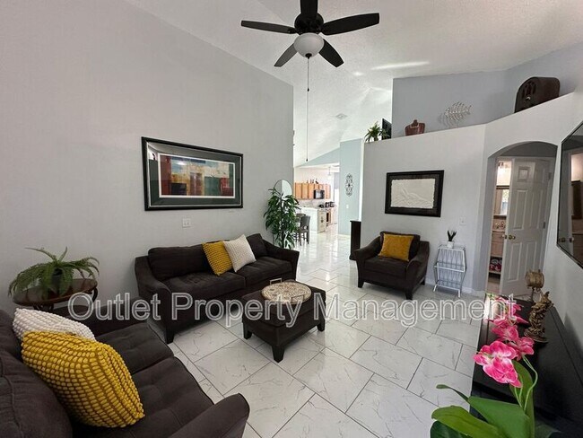 Building Photo - 645 Majesty Dr