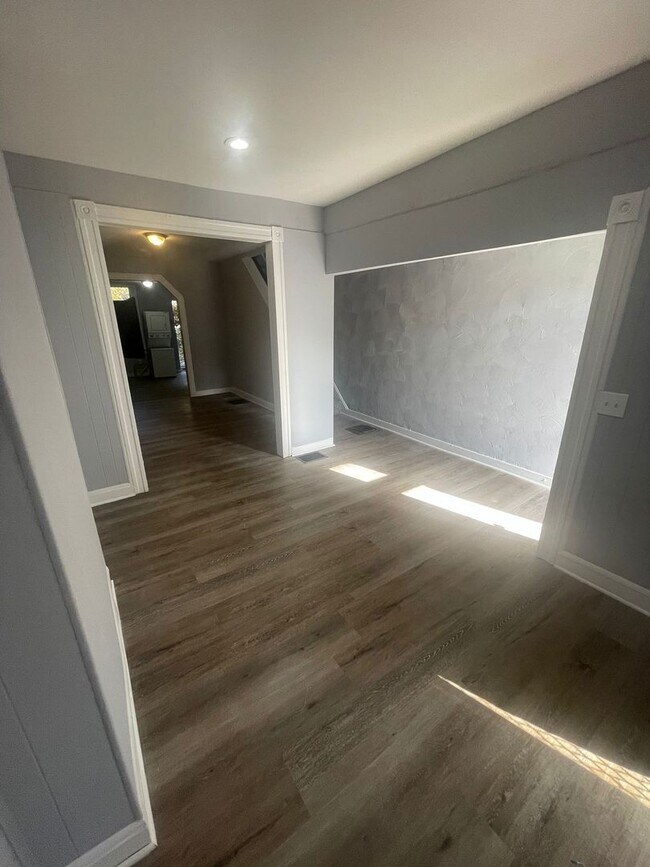 Building Photo - Recently Renovated Three Bed One Bath Ready For A New Tenant!