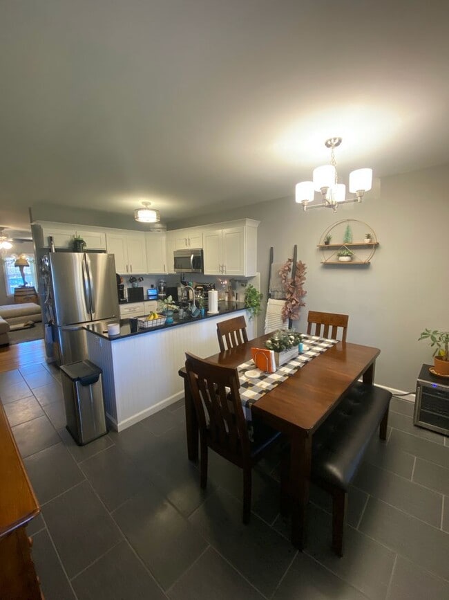 Building Photo - Beautifully Renovated 2 bedroom home with ...