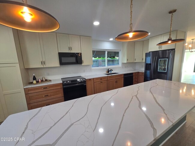 Building Photo - 920 W Beach Dr