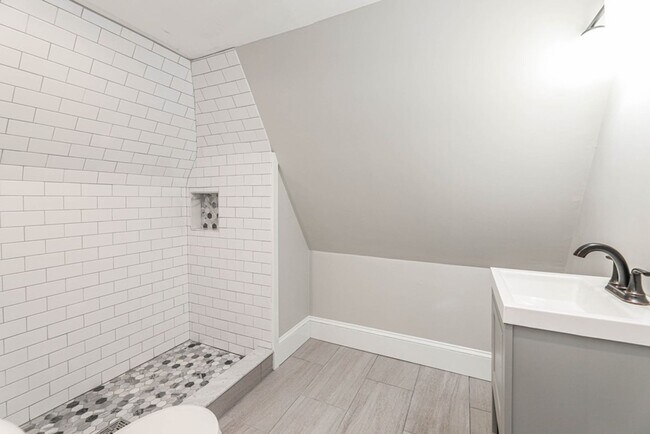 Building Photo - Modern 4bed 3 Bath with 3 parking