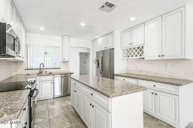 Building Photo - 6518 E Sunnyside Dr