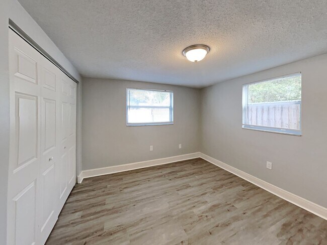 Building Photo - Charming 3-Bed, 2-Bath Home in Port Richey with Garage