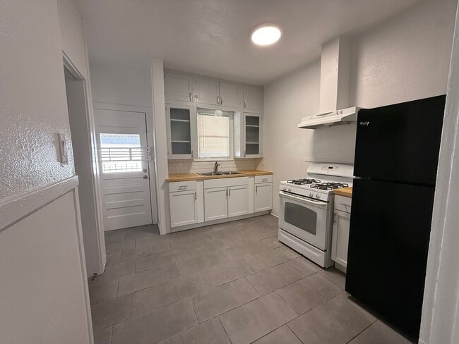 Building Photo - 50% Off First Month's Rent! Renovated 3BR Home w/ Hardwood Floors | Water Included – San Antonio