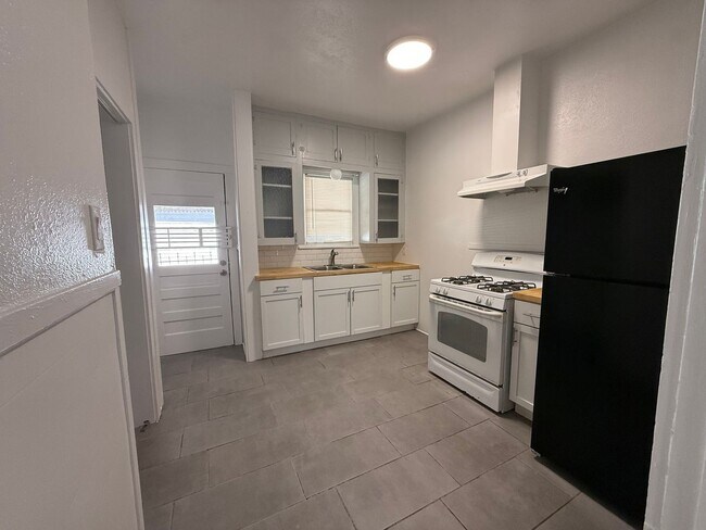 Building Photo - Renovated 3BR Home w/ Hardwood Floors | Water Included – San Antonio