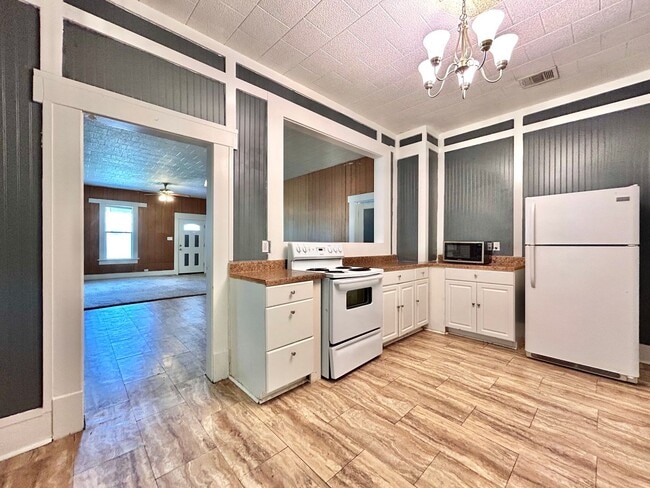 Building Photo - Inviting 2BR/1BA Single-Level Home with Po...