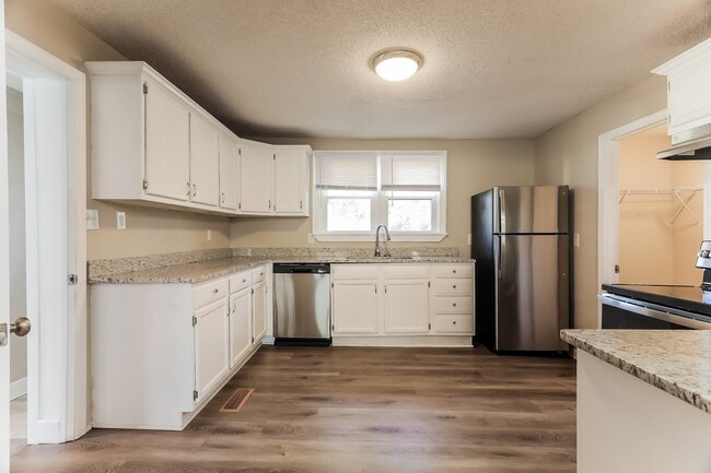 Building Photo - 432 6th Ave SW