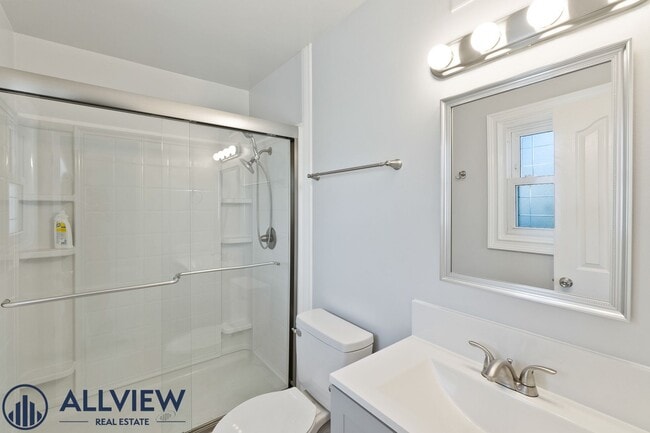 Building Photo - Upgraded 4 Bedroom, 3 Bathroom Home Available