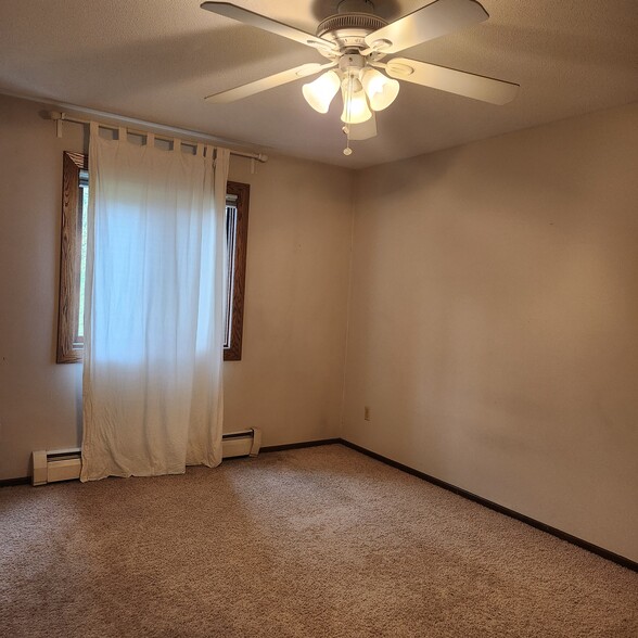 Building Photo - 2690 Oxford St N