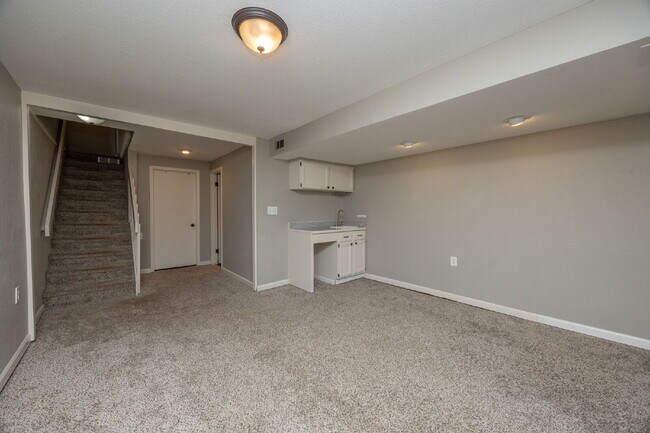 Building Photo - Discover Comfort and Style: Spacious 2-Bed...