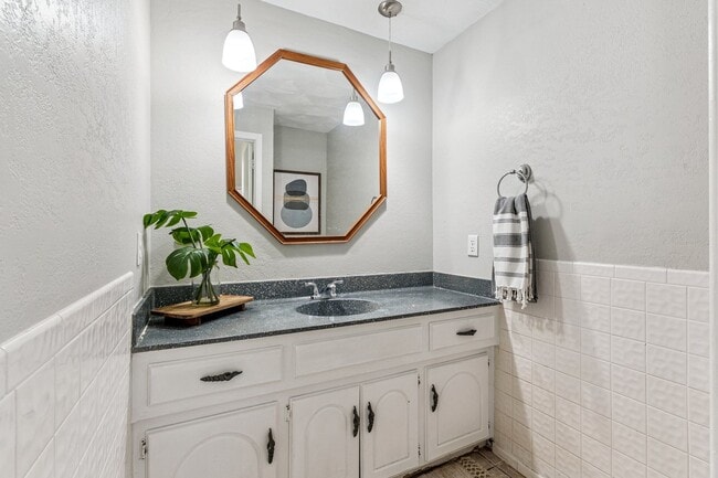 Building Photo - 4 bed, 3 bath home in OKC, OK