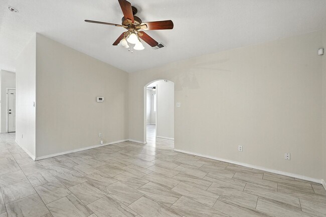 Building Photo - For Rent | 3 Bed / 2 Bath | 2 Car Garage |...