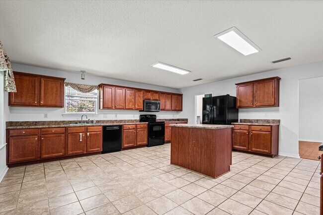 Building Photo - Spacious 4-bedroom Retreat