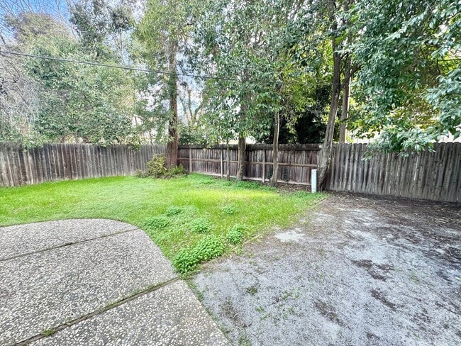 Building Photo - 604 Radcliffe Dr