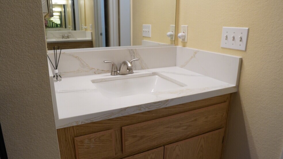 Dual Master bath - 10343 Azuaga Street