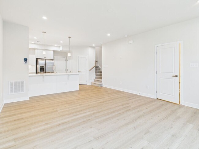 Building Photo - 8029 Lake Laurel Ln