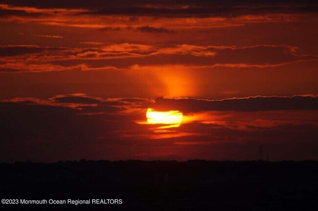 Building Photo - 10 SE Central Ave
