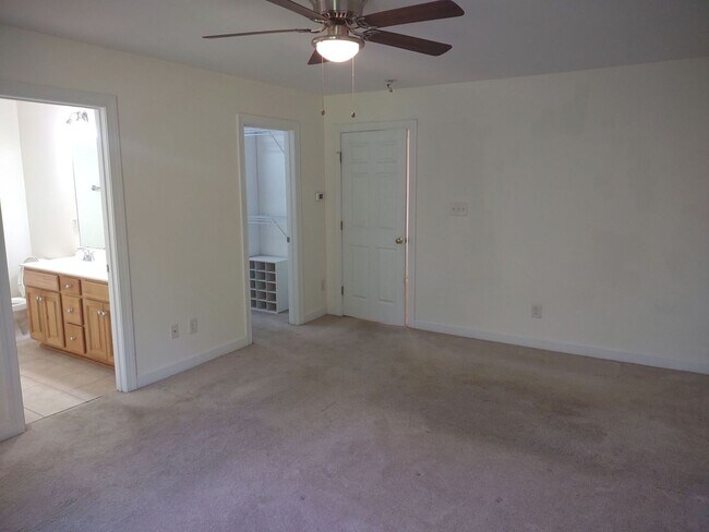 Building Photo - Lovely 2 Bedroom House | Great Location!