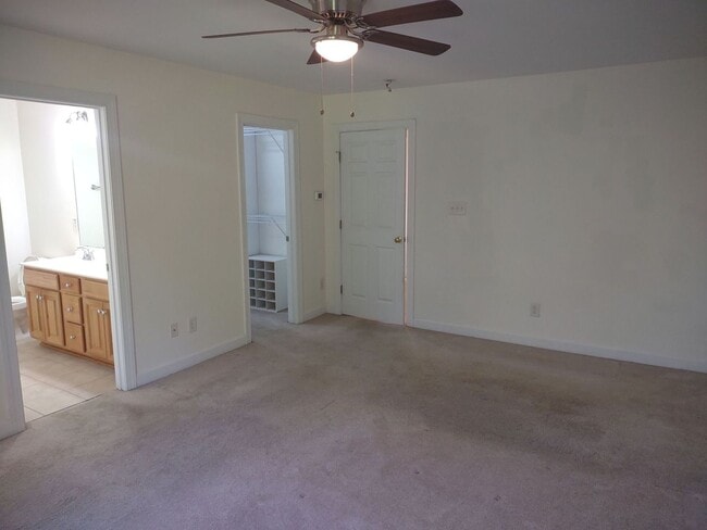 Building Photo - Lovely 3 Bedroom House | Great Location!- NO MOVE IN FEES!!!