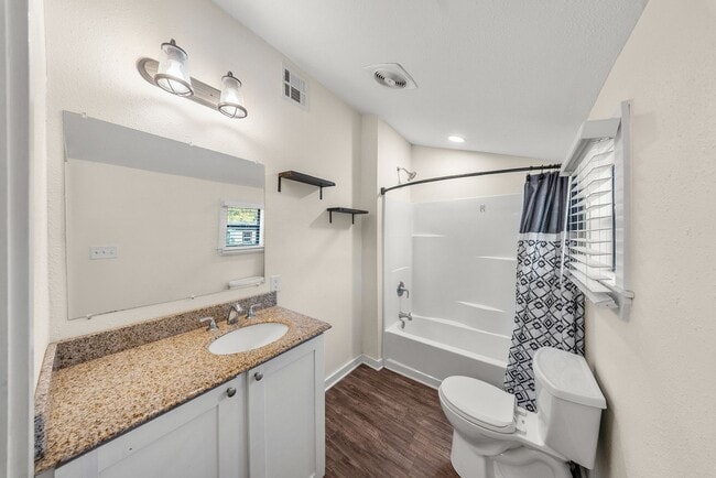 Building Photo - 2 Bedroom House near the Levee in Port Allen  Super cute with a fenced in yard