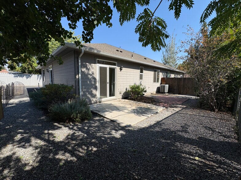 Building Photo - 1419 Springwater Ave