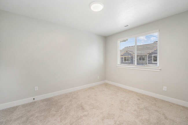 Building Photo - Pet Friendly Townhome in Willow Point – 3 ...