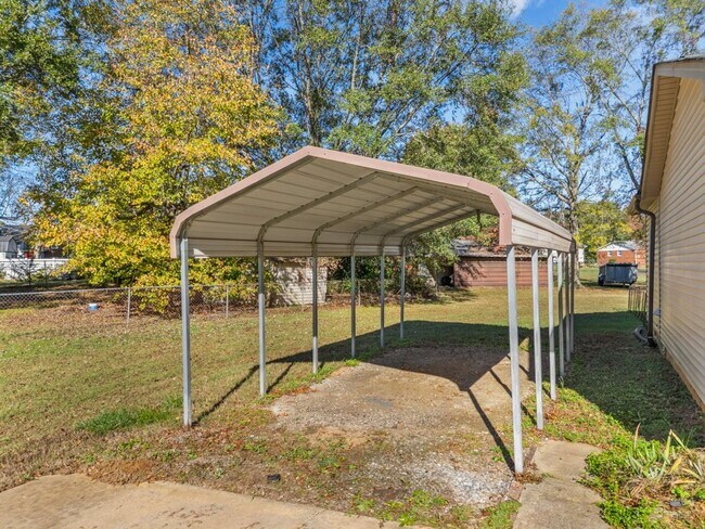 Building Photo - 2-Bedroom Furnished Home with Large Lot in...