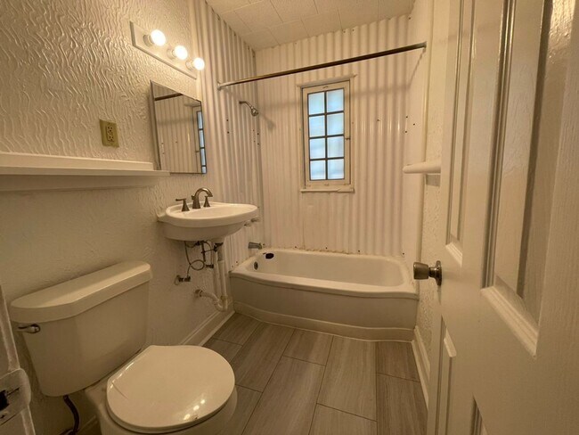 Building Photo - Charming 2BR Home Near the University of Memphis!
