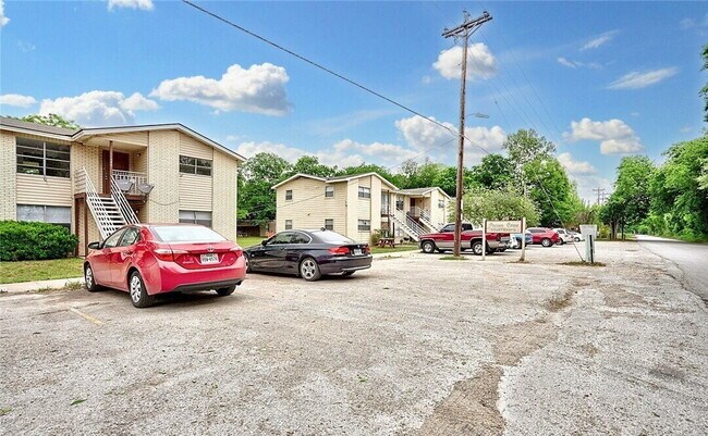 Building Photo - 728 Martindale Rd