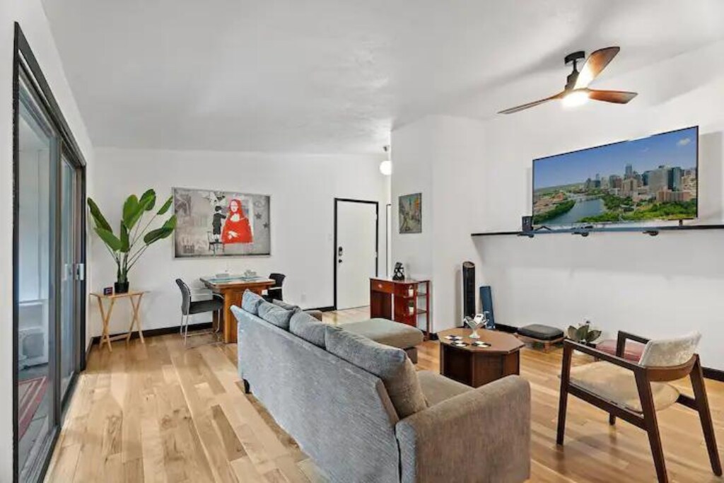 Building Photo - 2627 Douglas Ave