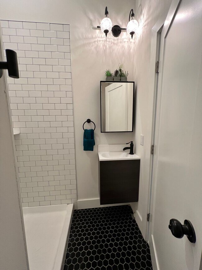 Building Photo - 106 E Broad St