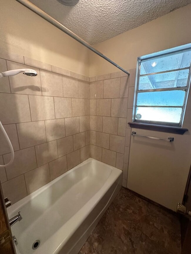 Building Photo - 3/2/2 Located of Washington and Hillside